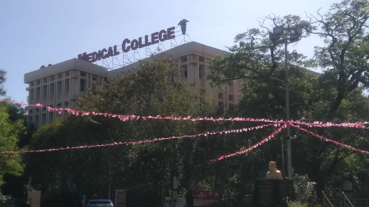 Gandhi Medical College in Musheerabad, Hyderabad. Its MBBS seats are filled through KNRUHS counselling.